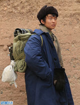 组图：董子健发母子合影 幽默回应“拼娘”质疑