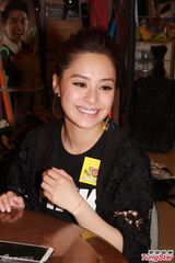 组图：阿娇(钟欣桐)露脐装宣传新专辑 称暂无意恋爱