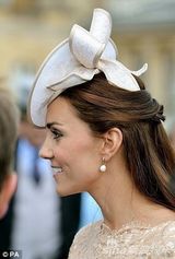 组图：凯特王妃出席游园会 裸色蕾丝连衣裙抢眼