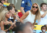 组图：法国队太太团群芳斗艳 玩自拍引球迷围观