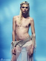 组图：最美男模宣布变性 时尚大片雌雄同体