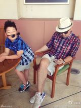 组图：石头戴墨镜酷帅有型 郭涛抱怨儿子调皮