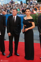 组图：威尼斯电影节开幕 华语女星闪耀红毯