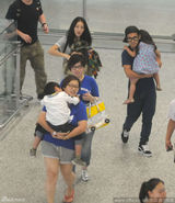 组图：曹格一家四口现身 姐姐累趴老爸肩头酣睡