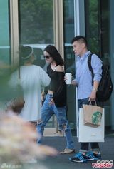 组图：蔡依林透视装现身 素面朝天与粉丝热聊