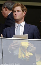 哈里王子巴西看球变表情帝 豪放女球迷示爱(图)