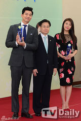 组图：河智苑任宣传大使 旗袍尽显优雅气质