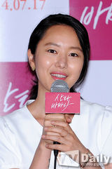 组图：韩星尹珍瑞镂空白裙优雅亮相试映会