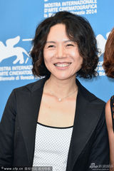 组图：威尼斯评委依次亮相 许鞍华大笑阳光