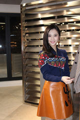 组图：范冰冰穿短裙亮相 与老总贴面吻秀亲密