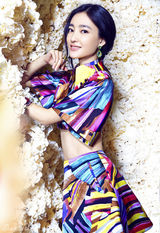 组图：王丽坤拍清新大片 素雅气质纯净至美