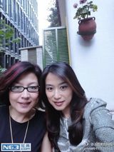 组图：哈文全家与友聚会 李咏与女儿关系似朋友