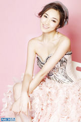 组图：林芮西粉色系写真演绎温柔一面