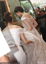 组图：《露水红颜》剧组亮相 刘亦菲白裙仙气足