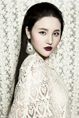 组图：刘小小演绎蕾丝复古装 性感婀娜