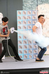 组图：林俊杰助阵陈奕迅新专辑 现场玩鸳鸯戏水