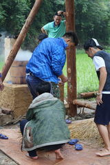 组图：多多贝儿集市风波显情深 复古运动会欢乐