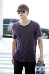 组图：韩星池昌旭赴港 休闲装扮清爽帅气