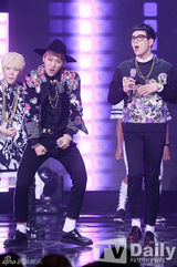 组图：韩团Kara四人舞台 露脐装甜美性感