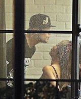 组图：周杰伦昆凌贴脸搂抱秀恩爱 周妈淡定围观