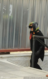 组图：Gaga黑色长袍裹头巾 墨镜外凸另类