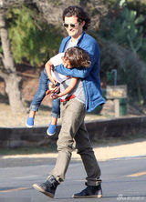 组图：奥兰多-布鲁姆与儿子周末欢聚 街头亲亲