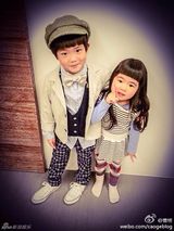 组图：曹格儿子变暖男 齐刘海可爱呆萌