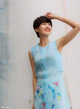 组图：奚望街拍玩小清新 短发映红唇甜美