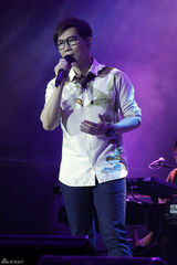 组图：品冠七夕音乐会热吻老婆 献唱经典情歌