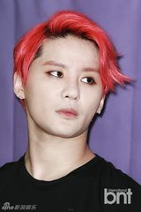 组图：JYJ举行新专发布会 露胸肌秀性感