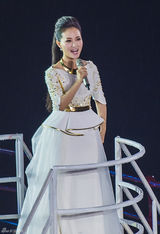 组图：雷佳唱响青奥会会歌 传递奥运精神