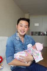 独家：沙溢推胡可出产房 满脸微笑幸福洋溢