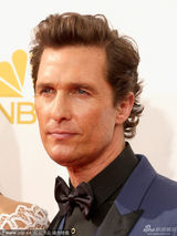 组图：马修-麦康纳携设计师妻子亮相红毯