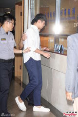 组图：柯震东北检报到全程低头 遭围堵寸步难行