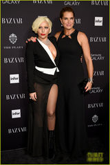 组图：Lady Gaga金色短发干练 与男友亲热合照