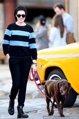 组图：安妮-海瑟薇与老公亲密遛狗 心情大好笑容满面