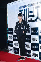 独家：金汎助阵《举报者》 戴小帽羞涩微笑