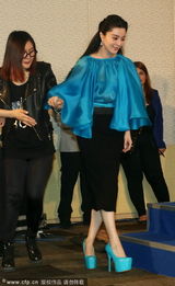 组图：范冰冰踩恨天高 获助理搀扶显女王范儿