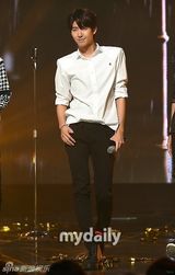 组图：《MCD》众星献唱 EXO11人献双曲舞台