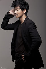 组图：潮爸陈晓东黑纱透视装秀性感  陪妻待产