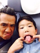 组图：曹格儿子变暖男 齐刘海可爱呆萌