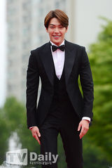 组图：星星继承者聚首 刘仁娜纤腰金宇彬长腿