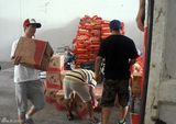 组图：陈楚生自备物资抵海南赈灾 呼吁捐实用物
