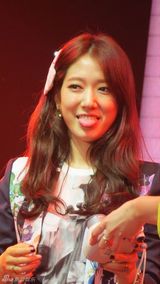 组图：朴信惠北京会粉丝 俏皮自拍频卖萌