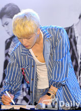 组图：JYJ出席发售会 朴有天戴眼镜呆萌可爱(金在中/金俊秀)