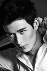 组图：汪亚朝时尚写真曝光 简洁搭配型男魅力