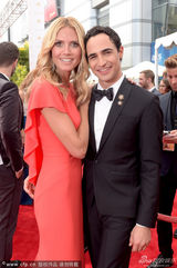 组图：超模海蒂-克拉姆美艳红裙展窈窕身材