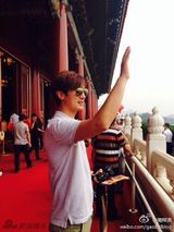 组图：高梓淇带岳母游北京 蔡琳低胸小秀性感