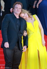 组图：李宇春黑袍霸气现身 暮光女裤装帅气十足