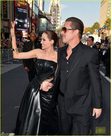 组图：朱莉着炫酷皮裙牵手布拉德-皮特恩爱亮相